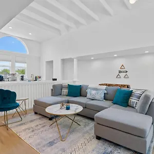 Stylish Townhome - Foosball Table, Laundry, Parking! Holiday home