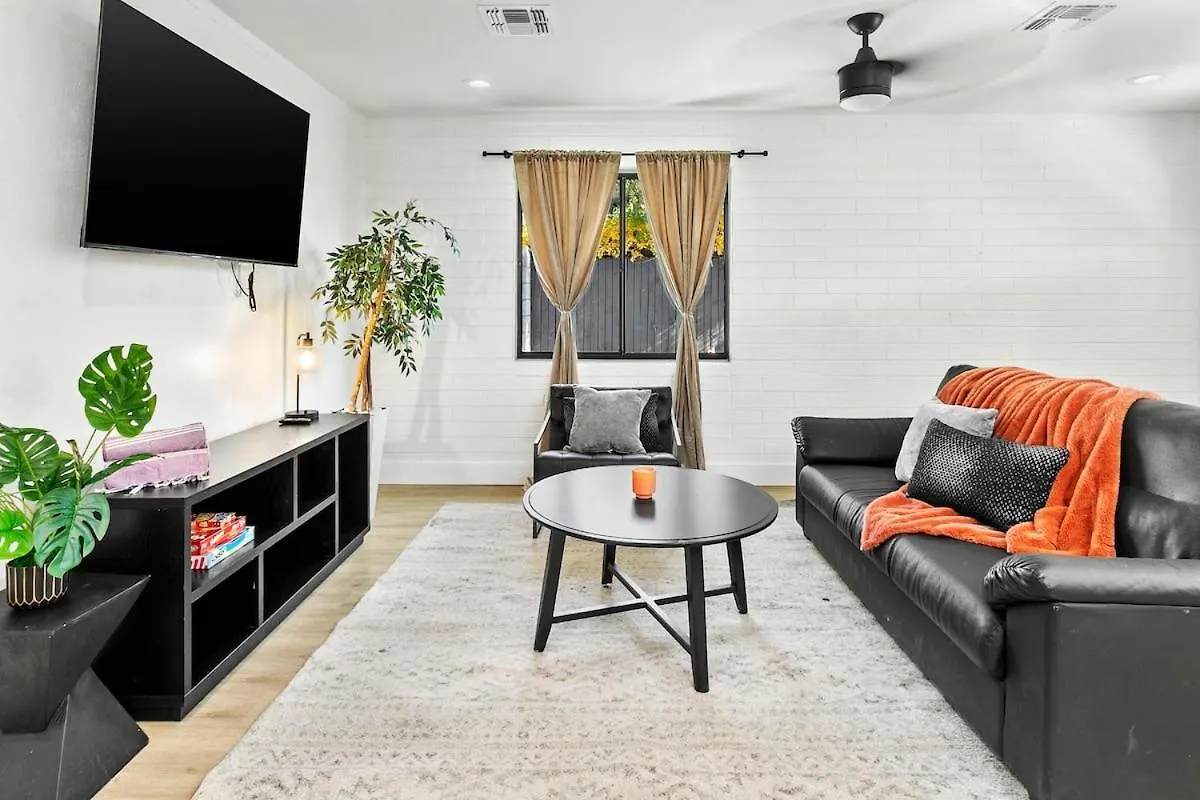 Phoenix Modern Retreat Near Old Town Holiday home
